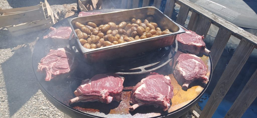 Côtes de boeuf et pièces à fondu marinées au brasero