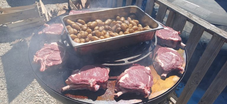 Côtes de boeuf et pièces à fondu marinées au brasero
